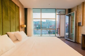 Peralatan tempat tidur premium, bar mini, peti besi dalam bilik