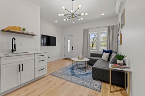 Smart-TV, Kamin, Bücher, Arbeitsbereiche