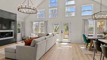 Een smart-tv, een open haard, boeken en een kantoor