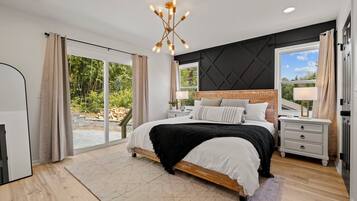 4 slaapkamers, een bureau, een strijkplank/strijkijzer, reisbedje