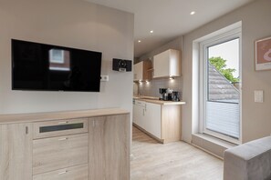 Kjøleskap, kokeplater, oppvaskmaskin og kaffetrakter/tekoker