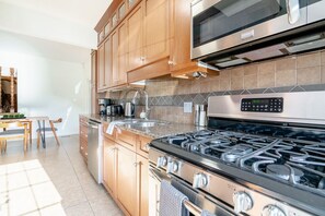 冷蔵庫、電子レンジ、オーブン、コンロ