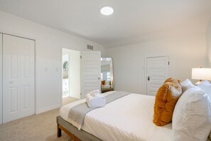 4 室のベッドルーム、デスク、アイロン / アイロン台、WiFi (無料)