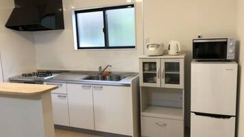 Réfrigérateur, micro-ondes, plaque de cuisson