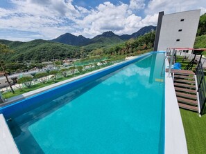 Una piscina al aire libre de temporada