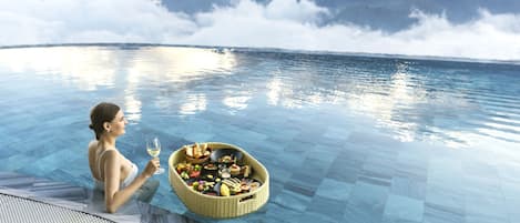 Piscine couverte, piscine extérieure, parasols de plage