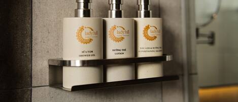 Drei Flaschen Lady Hill Spa-Produkte auf einem an der Wand befestigten Regal.