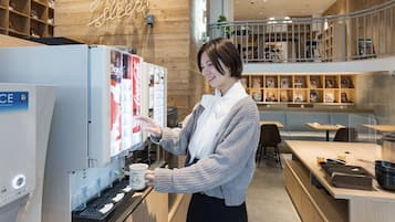 朝食 (ビュッフェ)、毎日提供 (無料)
