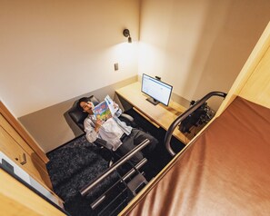 Schreibtisch, laptopgeeigneter Arbeitsplatz, Bügeleisen/Bügelbrett