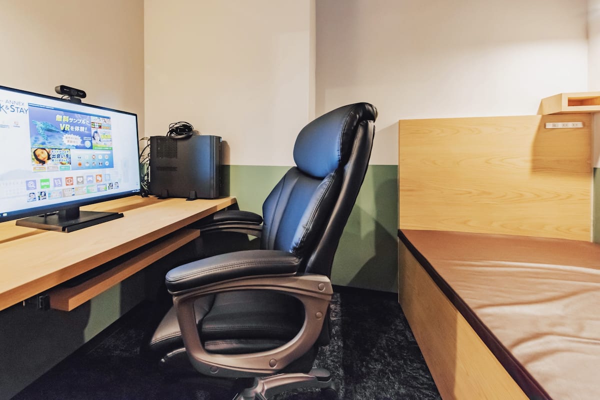 Schreibtisch, laptopgeeigneter Arbeitsplatz, Bügeleisen/Bügelbrett