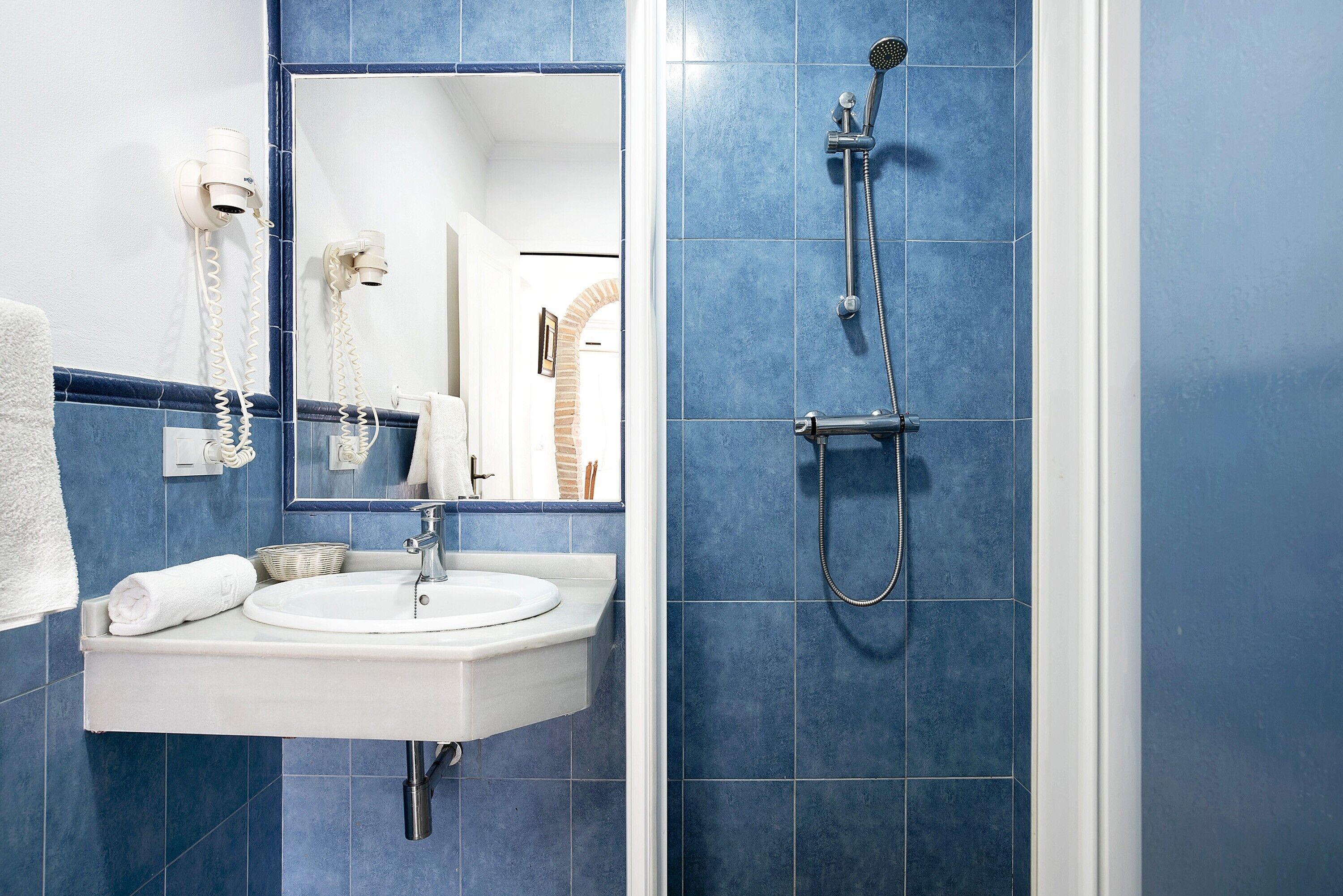 Douche, sèche-cheveux, serviettes fournies