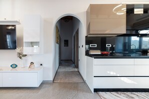 Réfrigérateur, micro-ondes, plaque de cuisson, cafetiÚre/bouilloire