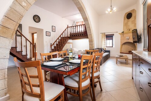 Villa 'Nikolaos' mit Meerblick, WLAN und Klimaanlage