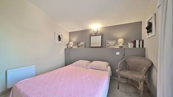 2 habitaciones, tabla de planchar con plancha y ropa de cama