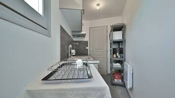 Een koelkast, een magnetron, een oven, een kookplaat