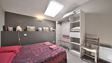 2 chambres, fer et planche Ă repasser, draps fournis