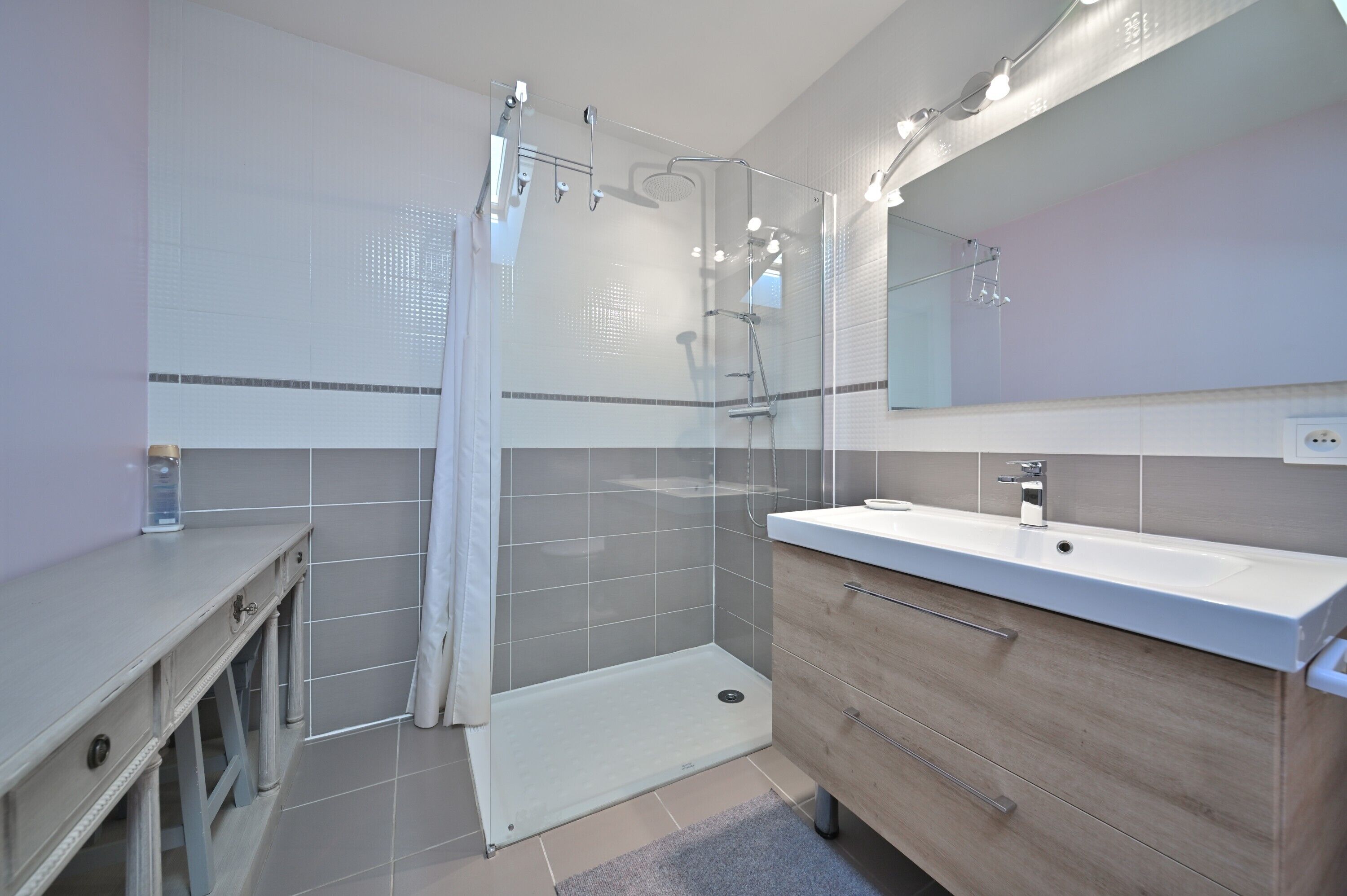 Douche, articles de toilette (gratuits), séchoir à cheveux