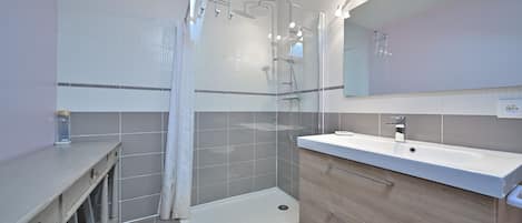 Regadera, amenidades de baño gratuitas, secadora de cabello, toallas