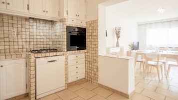 Een koelkast, een magnetron, een oven, een kookplaat