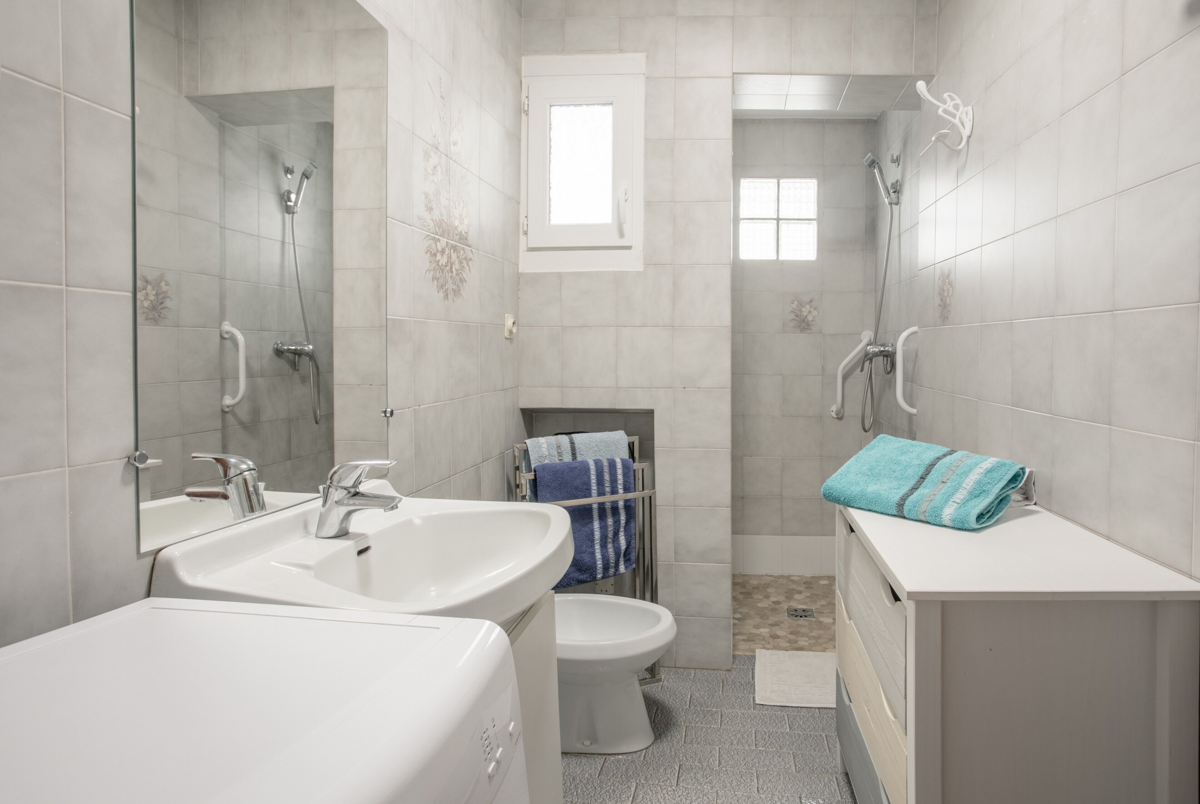Douche, articles de toilette gratuits, sèche-cheveux