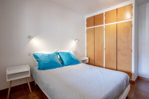 2 slaapkamers, een strijkplank/strijkijzer, gratis wifi, beddengoed