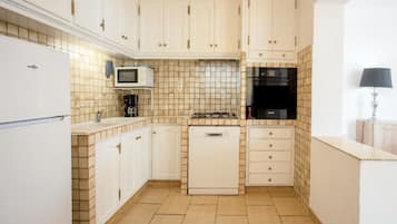 Een koelkast, een microgolfoven, een oven, een kookplaat