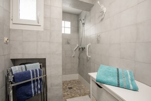 Regadera, amenidades de baño gratuitas, secadora de cabello, toallas