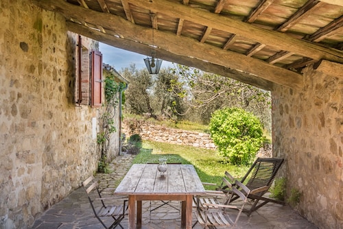 Farmhouse 'Podere Montorgialino' with Private Terrace, Private Garden and Wi-Fi