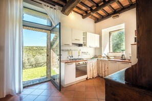 Fridge, microwave, oven, stovetop - Farmhouse 'Podere Montorgialino' with Private Terrace, Private Garden and Wi-Fi (Murlo)