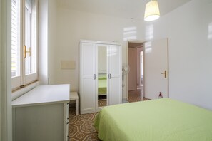 A bedroom with a bed, a wardrobe, a desk, and a chair. - Holiday Home 'A Due Passi dal Mare' with Sea View, Wi-Fi and Air Conditioning (Porto Cesareo)