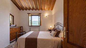 12 bedrooms, iron/ironing board, free WiFi, bed sheets