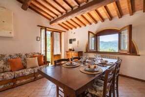 Dining - Exclusive Private Villa for Groups with Panoramic Pool and Large Common Room – Between Tuscany and Umbria (Lisciano Niccone)
