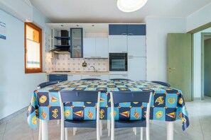 Fridge, microwave, oven, stovetop - Apartment "Residenza del Sole 1" with Shared Pool & A/C (Villasimius)