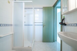 Douche, sèche-cheveux, serviettes fournies