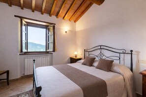 2 bedrooms, iron/ironing board, free WiFi, bed sheets - Apartment "Pugnano Alto - Castagna" with Shared Pool and Wi-Fi (Lisciano Niccone)