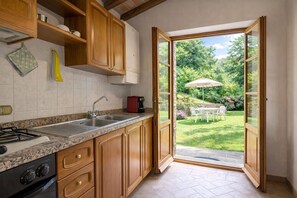 Réfrigérateur, four, plaque de cuisson, cafetière/bouilloire