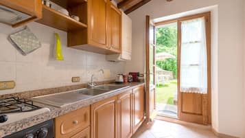 Fridge, oven, stovetop, coffee/tea maker