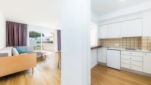 Eine moderne Wohnung mit Wohnzimmer, Essbereich und Küche.