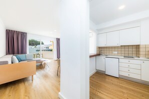 Un appartement moderne comprenant un salon, un coin repas et une cuisine.