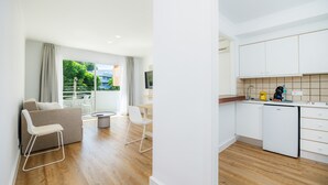 Un apartamento moderno con sala de estar, cocina y un balcón con vistas.