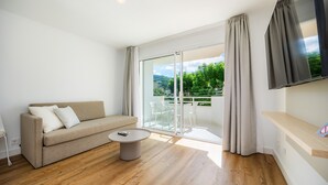 Una sala de estar moderna con un sofá, una mesa de centro y un televisor.