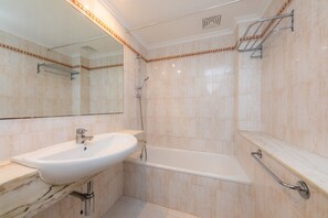 Badekar, hårføner og håndklær