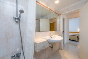 Badewanne, Haartrockner, Handtücher