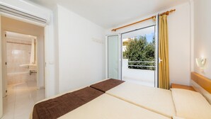 Ein Hotelzimmer mit Bett, Bad und einem Balkon mit Aussicht.