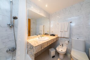 Bathtub, hair dryer, towels - Apartment 'Oro Del Mar IV 02' with Shared Pool, Shared Garden and Wi-Fi (Canyamel)