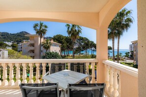 Outdoor dining - Apartment 'Oro del Mar IV 05' with Shared Pool, Shared Garden and Wi-Fi (Canyamel)