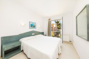 2 bedrooms, free WiFi, bed sheets - Apartment 'Oro del Mar IV 05' with Shared Pool, Shared Garden and Wi-Fi (Canyamel)