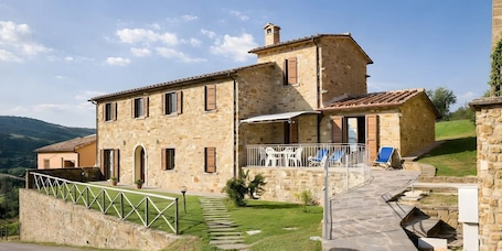 Esterni. Appartamento su 2 Livelli con Piscina e Vista – Fino a 4 Ospiti