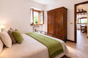 2 slaapkamers, een strijkplank/strijkijzer, gratis wifi, beddengoed