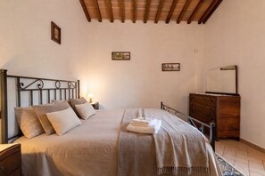 2 bedrooms, iron/ironing board, free WiFi, bed sheets - Holiday Apartment 'Pugnano Alto - Tabacco' with Shared Pool, Private Terrace and Wi-Fi (lisciano niccone)